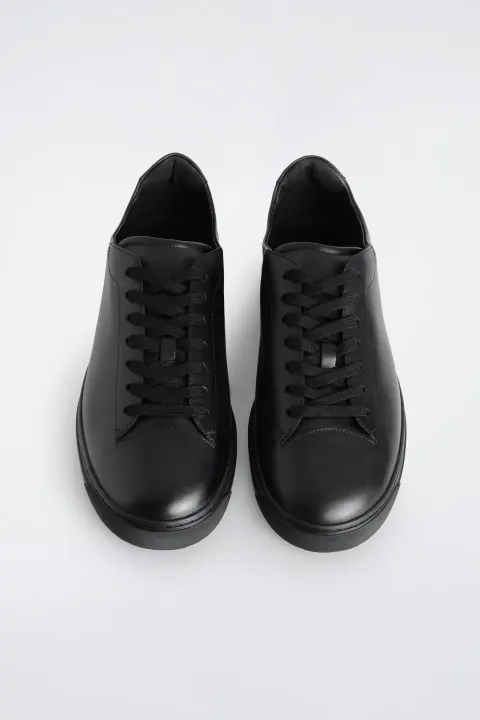 Schwarze Lederschnürschuhe