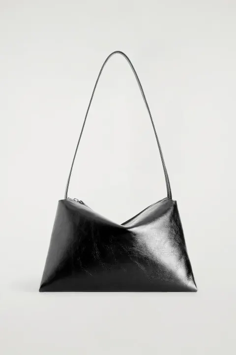 Glänzende schwarze Schultertasche