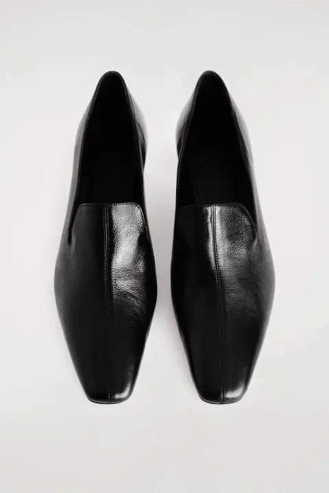 Schwarze Leder-Slipper mit Naht