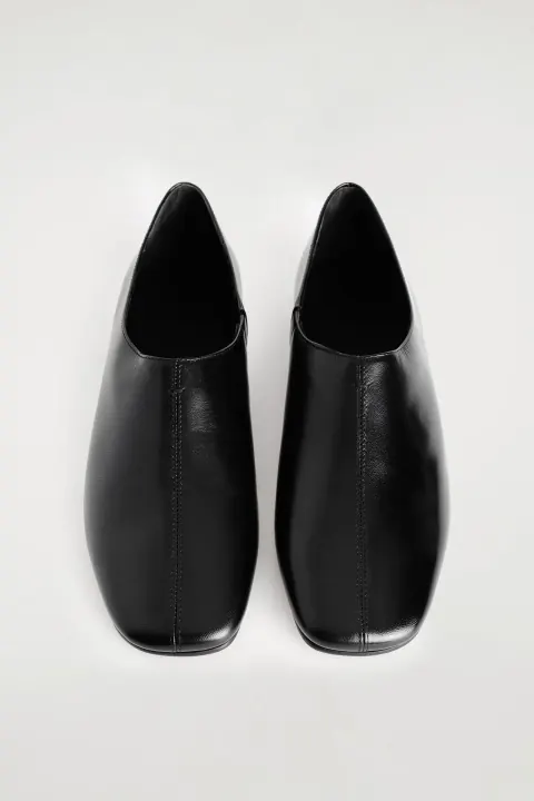 Schwarze Leder-Slipper